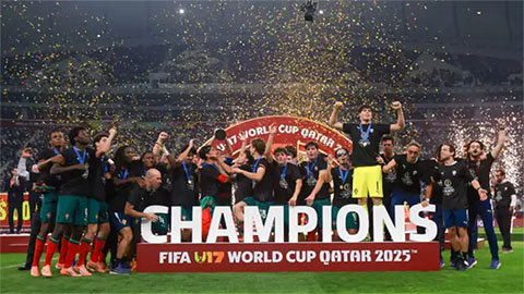 Cristiano Ronaldo chúc mừng U17 Bồ Đào Nha vô địch U17 thế giới